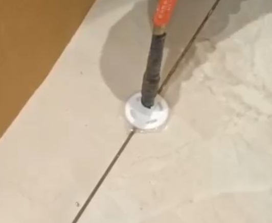 天峻瓷砖空鼓维修公司专业解答瓷砖在铺贴过程中，如果没有涂抹均匀到位的粘结材料（如水泥砂浆或瓷砖胶），可能会导致以下问题